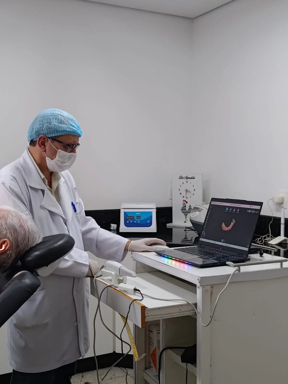 Atendimento odontológico na clínica NEO